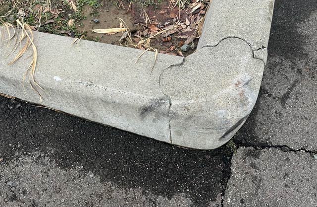 燕市コミュニティバス実証運行でバスが乗り上げたと思われる縁石