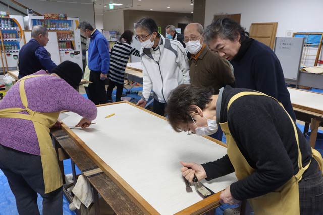 燕市シルバー人材センターの障子・ふすま張り講習会