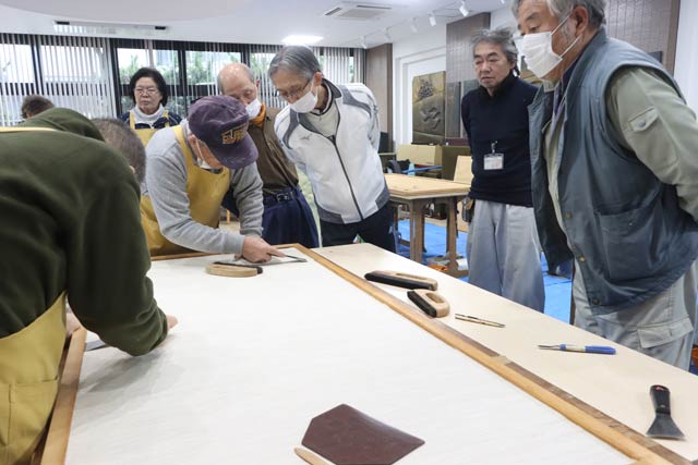 燕市シルバー人材センターの障子・ふすま張り講習会
