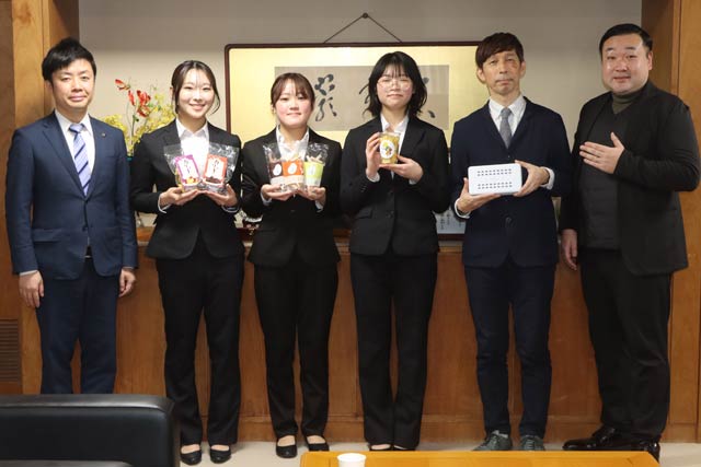 左から滝沢市長、加藤さん、丁田さん、片野さん、笠原教頭、渡邊統括バイヤー
