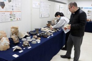 3月1日、2日と燕市の市民教養講座フェスティバルにあわせて燕市遺跡出土品展「出土品観察ラボ 痕跡からよみとく」