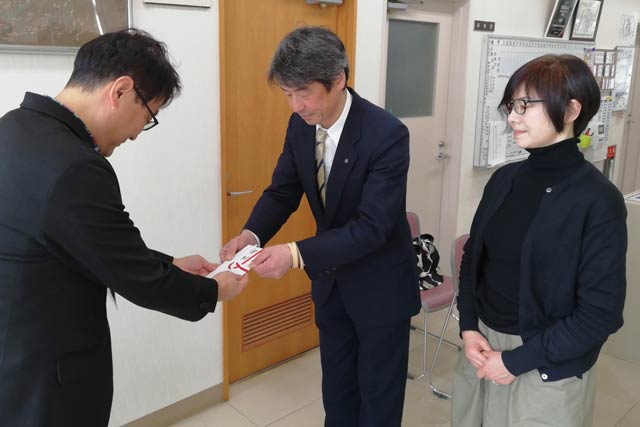 左から三条市社協の笹川事務局長、球場職員の布施さん、小岩井さん