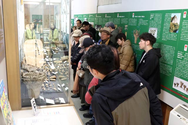 皮切りは三条市歴史民俗産業資料館の展示説明