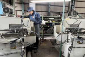 「奇跡が生まれた」「大きく組合はかじを切った」 日本金属洋食器工業組合がナイフの自動研削の共同受注事業を開始