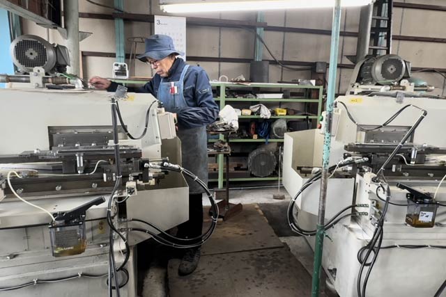 日本金属洋食器工業組合が購入して金国工場に設置した自動研削機のデモンストレーション