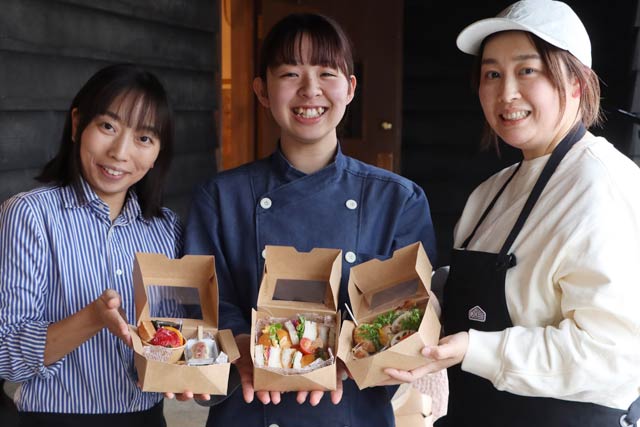 左から「山cafe一歩」の木村ひかりさん(36)、「パン・ド・ネージュ」の大矢雪葉さん(21)、「パーティーキッチン ココ」の宮口綾子さん(44)