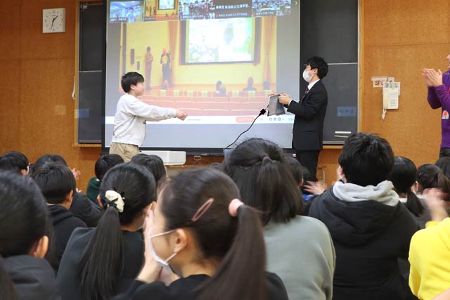 オンラインで優秀賞の賞状を受ける裏館小6年生