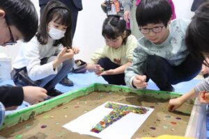 カール･ベンクスさんのデザインで土蔵のリノベーションが進む燕市産業資料館で土壁塗りワークショップとセミナー