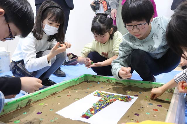 ワークショップ「親子でアートな土壁塗りワークショップ」