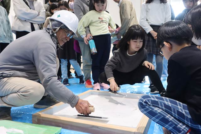 ワークショップ「親子でアートな土壁塗りワークショップ」で指導するのは元左官の白椿さん