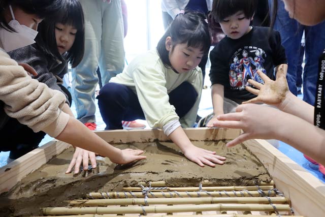 ワークショップ「親子でアートな土壁塗りワークショップ」