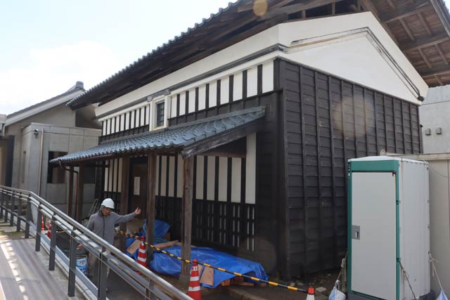 ミュージアムショップにリノベーションする工事が進む土蔵