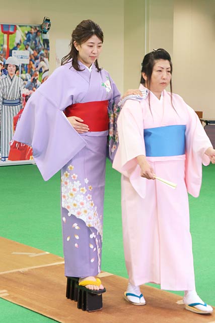 歩き方を練習する三石さん
