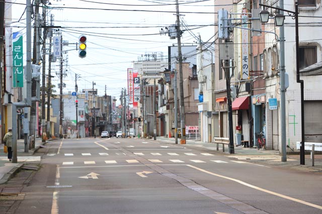 初めてのアーケードのない商店街で民謡踊り流しが行われる