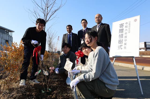 三条市立大学で卒業生が寄贈したサルスベリの植樹式