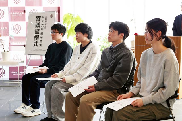 左から卒業生代表で出席した中屋輝空さん、須貝玲斗さん、尾山潤多さん、田中里歩さん