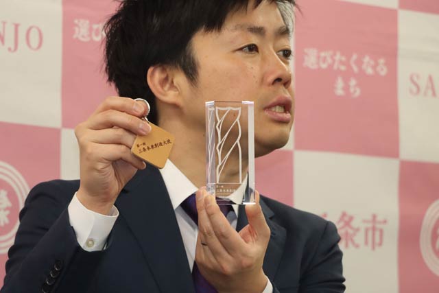 記者会見する滝沢三条市長