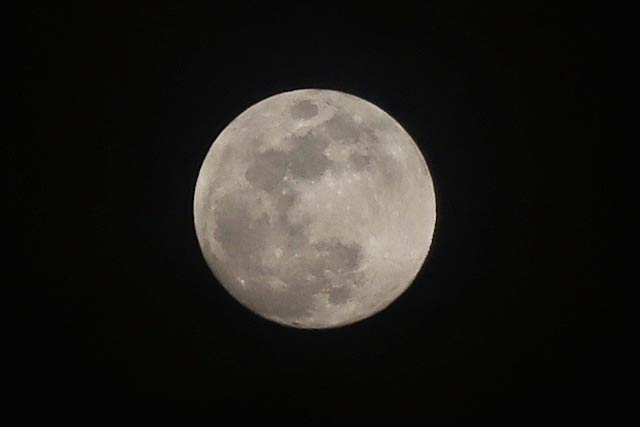 満月に向かう13日午後6時ごろの月を三条市から