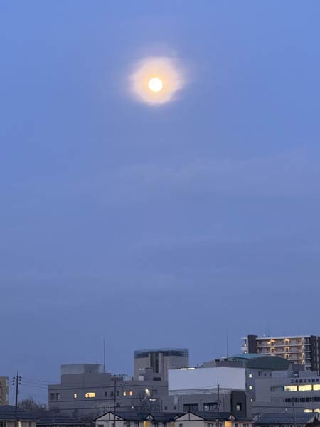 満月に向かう13日午後6時ごろの月を三条市から