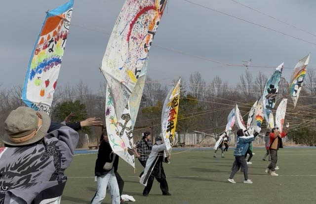 カウントダウンして三条六角巻凧を大空へ放つ