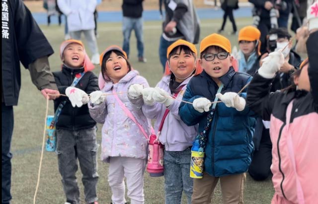 あおぞらこども園の園児が描いた凧と凧揚げにも参加