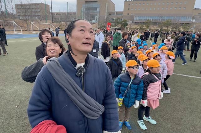 凧を見上げるキャンドル・ジュン代表理事