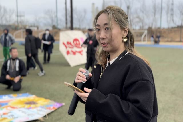 能登町で製作した凧と担当した女性