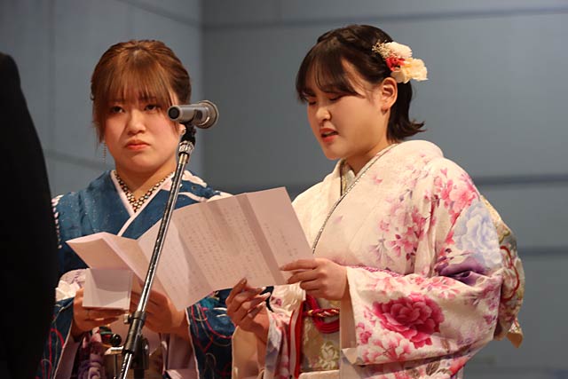 二十歳の言葉を述べる佐藤さんと野崎さん