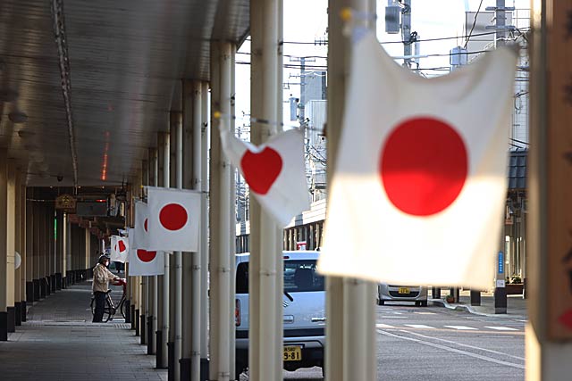 五番町商店街に連なる日の丸