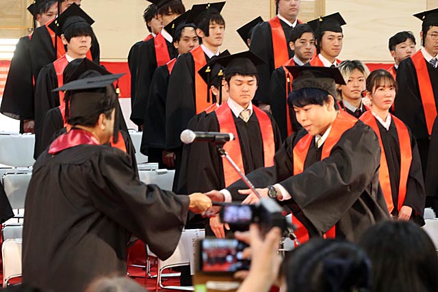 シャハリアル学長から須貝さんに学位記を授与