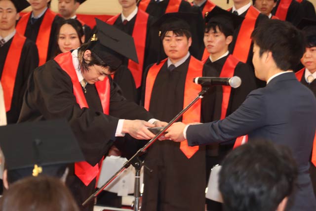 滝沢三条市長から卒業生を三条未来創造大使に任命