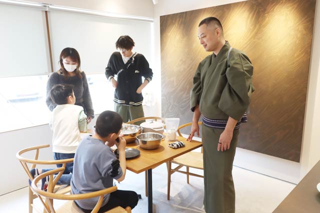 おむすびを握る体験