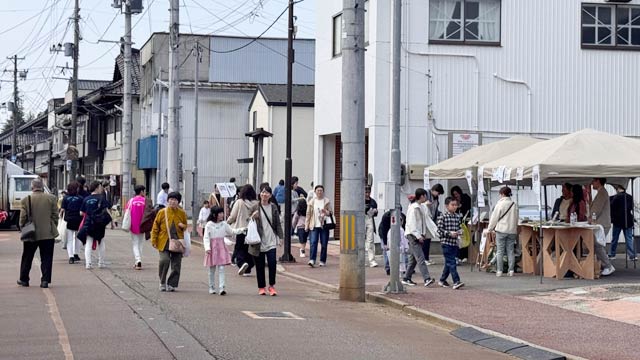 三八市で午前中は車両通行止めで祭りのような雰囲気