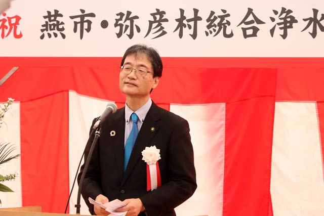 式辞で原稿を読まずに思いを語る鈴木市長