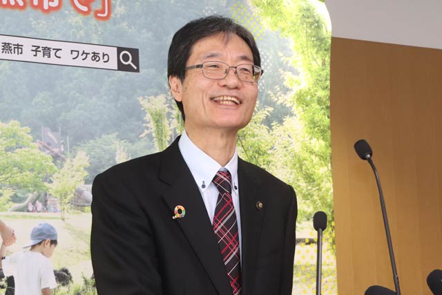 早期辞職を表明する鈴木市長