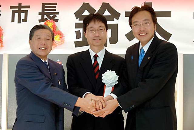 2010年に初当選したときの鈴木市長（中央）