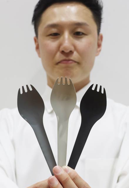 グランプリに輝いたアイデアセキカワの「HOVERLIGHT SPORK」と関川取締役
