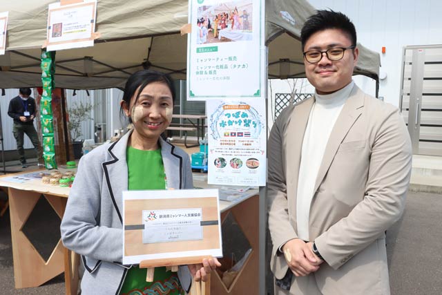 23日に燕市で開かれた「つばめの商店街でジャパニーズカルチャーフェスティバル」 に出店した新潟県ミャンマー人支援協会のオンマー・タイ代表理事（左）