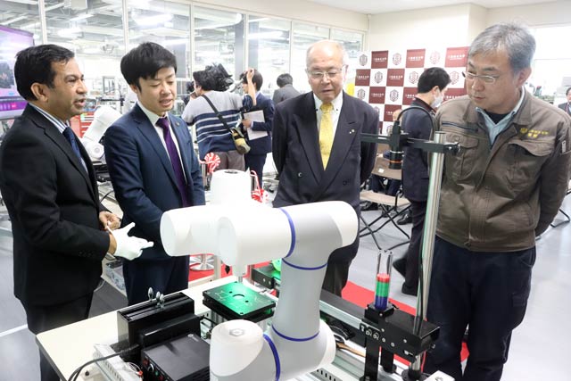 三条市立大学で協働ロボットの導入式