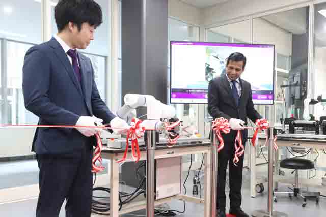 協働ロボットと協働してテープカット