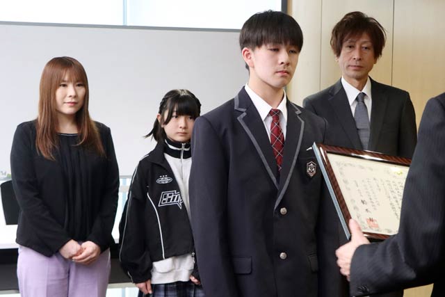 鈴木市長から感謝状を贈呈