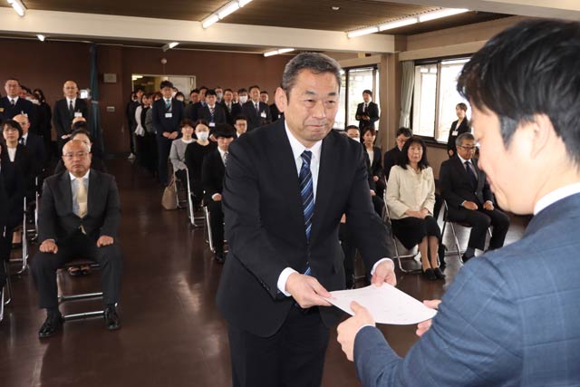 滝沢市長から退職者一人ひとりに退職辞令を手渡す