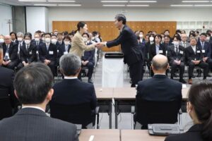 燕市職員退任式で23人に退職辞令を交付