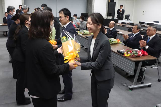 退職者に花畑贈呈