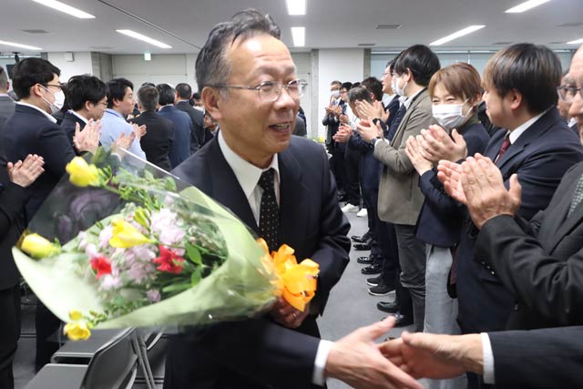 職員に見送られて退場