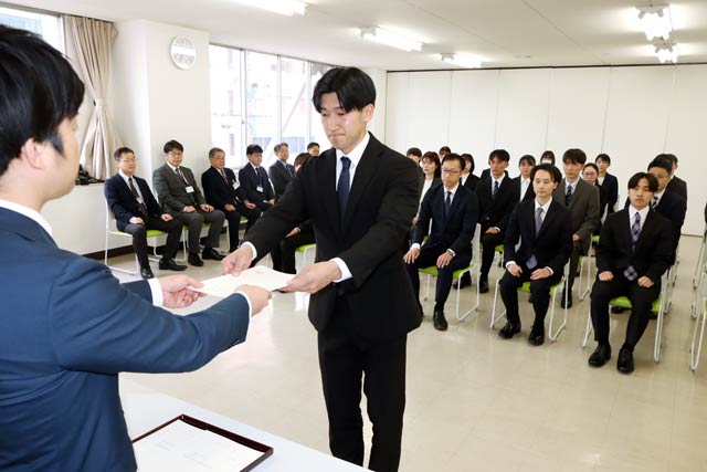 新規採用職員に辞令を交付