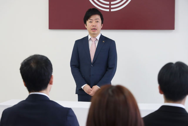 新規採用職員にアドバイスする滝沢市長
