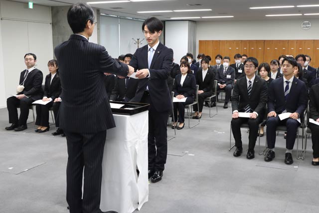 燕市の新規採用職員入庁式