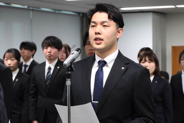 新規採用職員代表で菅家さんが決意の言葉