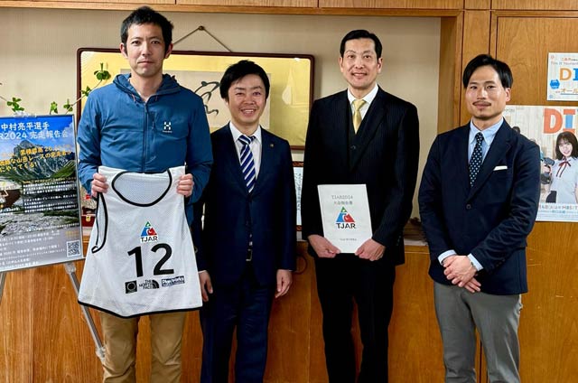左から中村さん、滝沢市長、梨本さん